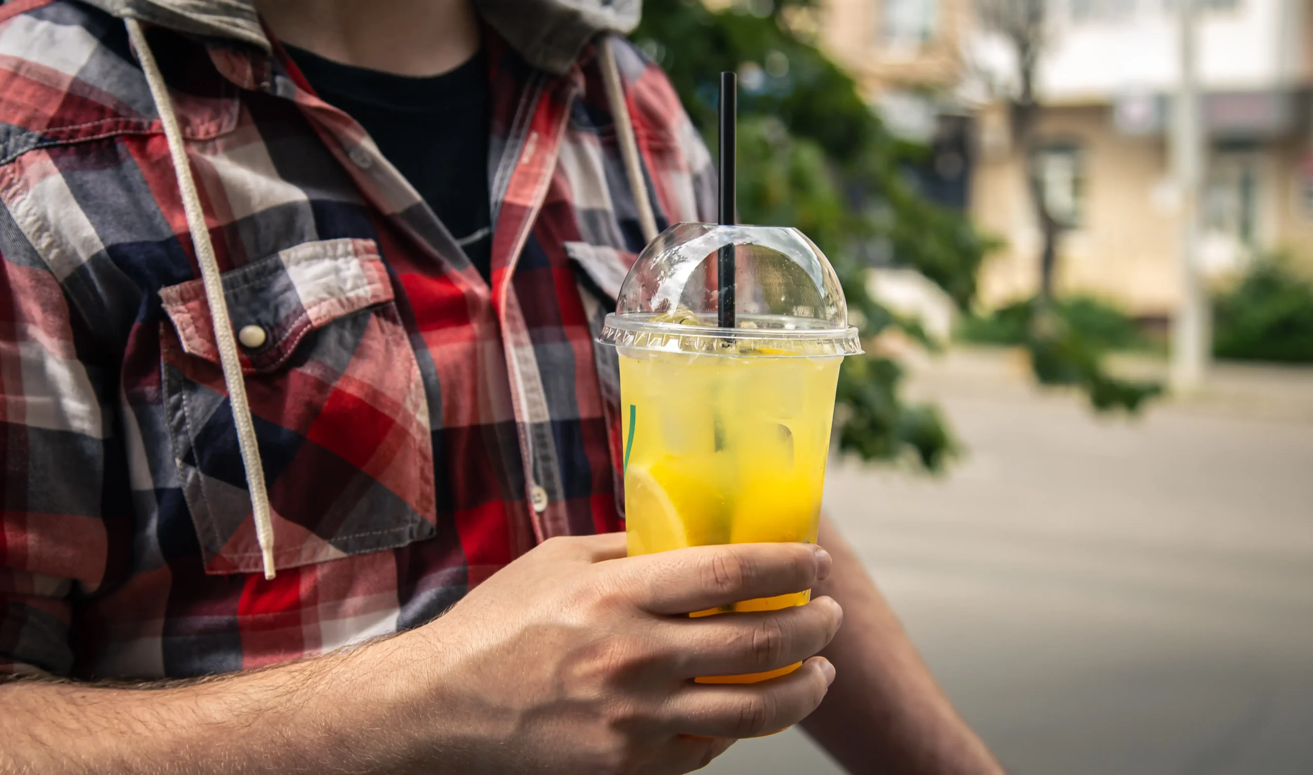 closeup-glass-lemonade-cup
